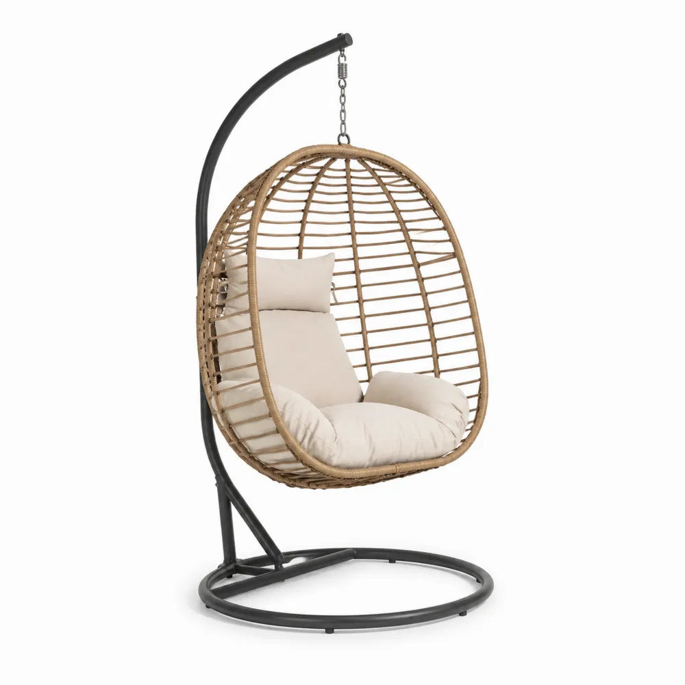 Poltrona sospesa in rattan con struttura in metallo e cuscini beige