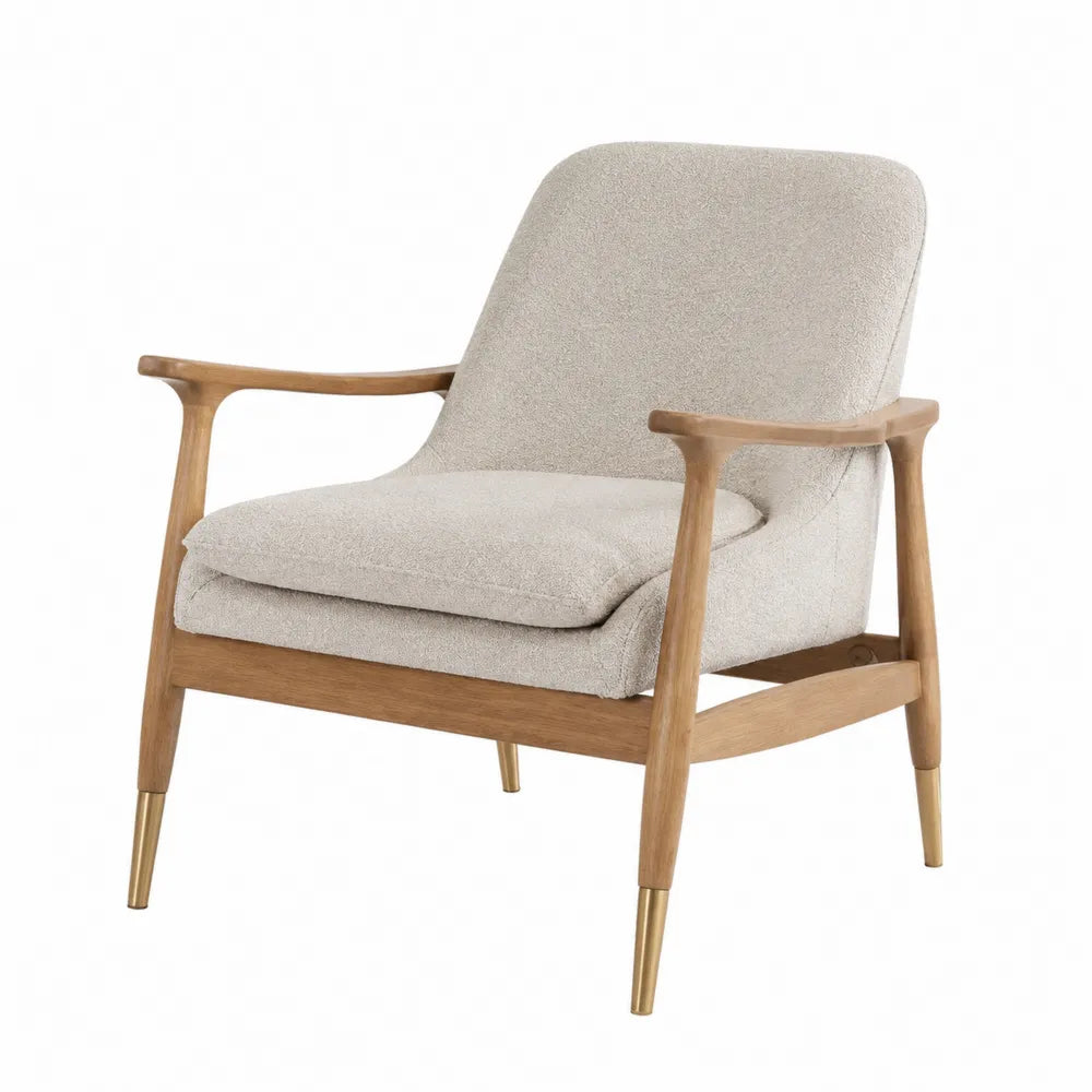 Poltrona in tessuto poliestere beige con telaio in legno di quercia e dettagli in ottone